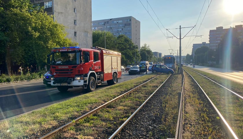 Powiększ obraz: Auto blokujące torowisko po wypadku na ul. Legnickiej