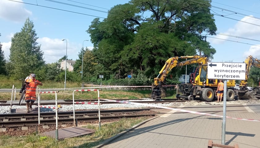 Powiększ obraz: Remont przejazdu przez tory w ulicy Głównej/Maślickiej