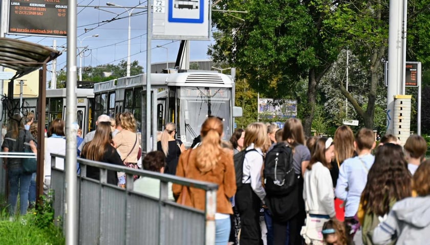 Powiększ obraz: Na przystanku Pilczyce uczniowie wsiadają do tramwaju 72.