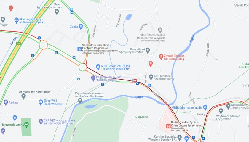 Powiększ obraz: Korki pod wrocławskim stadionem po kolizji trzech aut