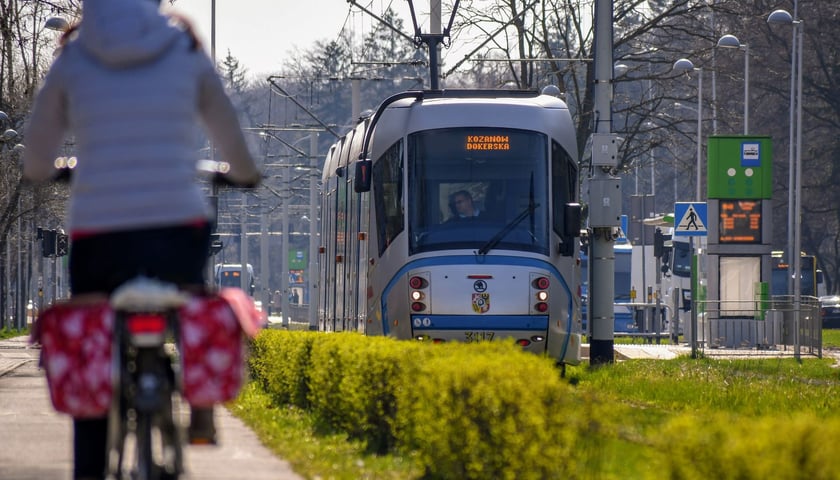 &Scaron;koda 19T, dwukierunkowa, zmierzająca z Gaju na Kozan&oacute;w (zdjęcie archiwalne).