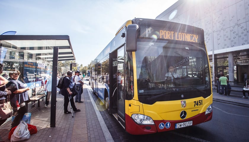 Powiększ obraz: Przedstawiciele Portu Lotniczego Wrocław oraz MPK Wrocław ogłosili uruchomienie bezpośredniego połączenia autobusowego między Dworcem Głównym Wrocław a lotniskiem