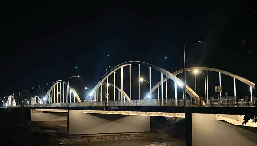 Powiększ obraz: Nowe mosty Chrobrego nocą
