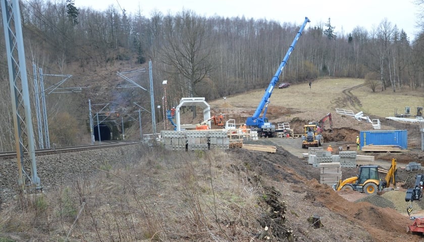 Powiększ obraz: Plac budowy przy tunelu w Trzcińsku