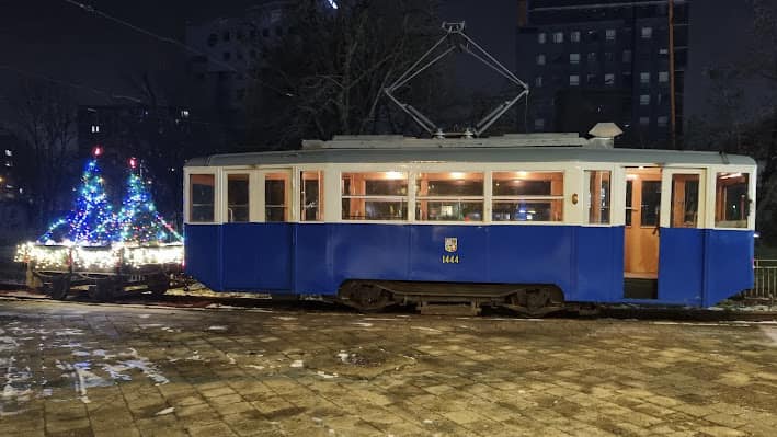 Tramwaj z choinką na zajezdni przy ul. Legnickiej.