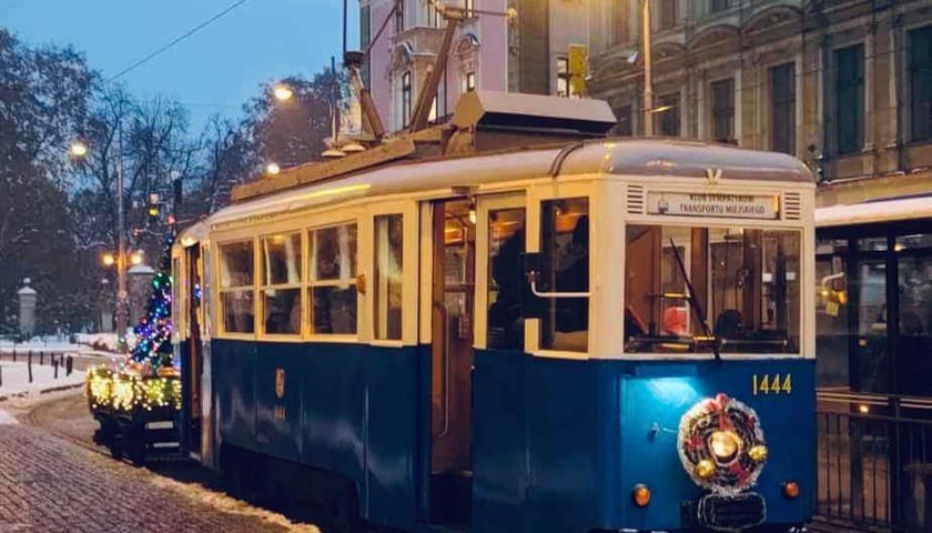 Świąteczny tramwaj KSTM na ulicach Wrocławia.