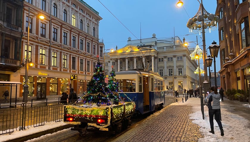 Świąteczny tramwaj KSTM na ulicach Wrocławia.