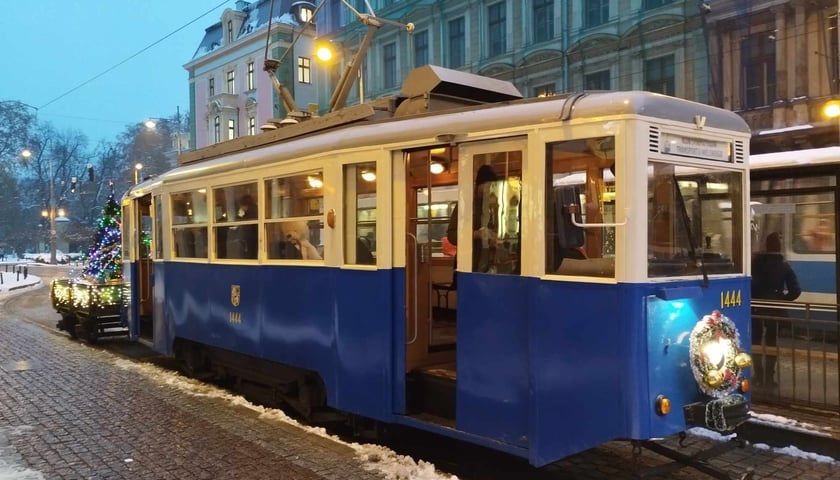 Świąteczny tramwaj KSTM na ulicach Wrocławia.