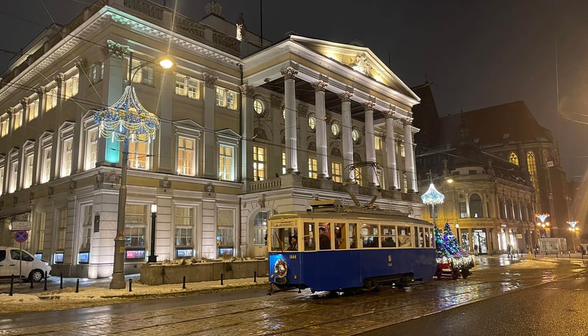 Świąteczny tramwaj KSTM na ulicach Wrocławia.