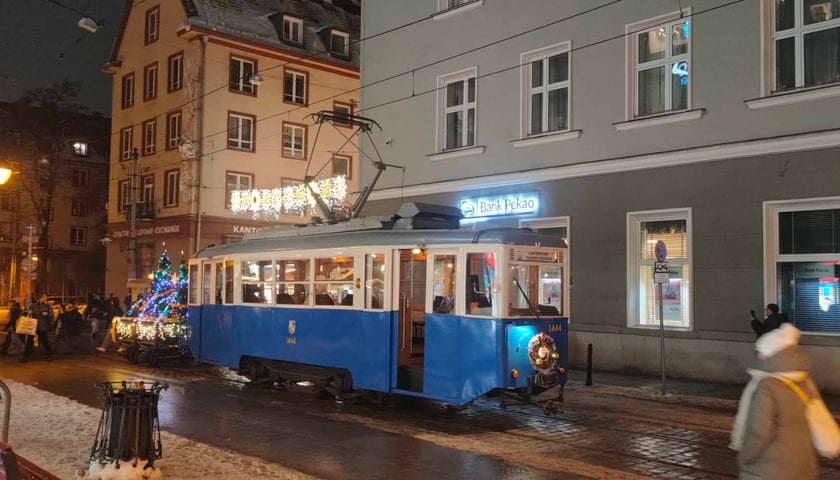 Świąteczny tramwaj KSTM na ulicach Wrocławia.