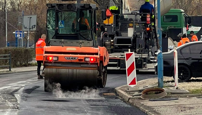 Remont ul. Zemskiej. Na miejscu trwa układanie asfaltu i regulacja studzienek.