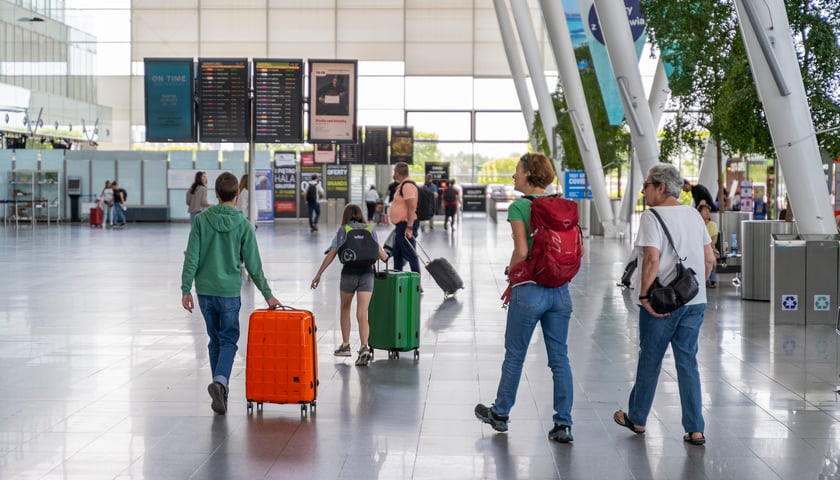 Powiększ obraz: Pasażerowie w terminalu wrocławskiego lotniska