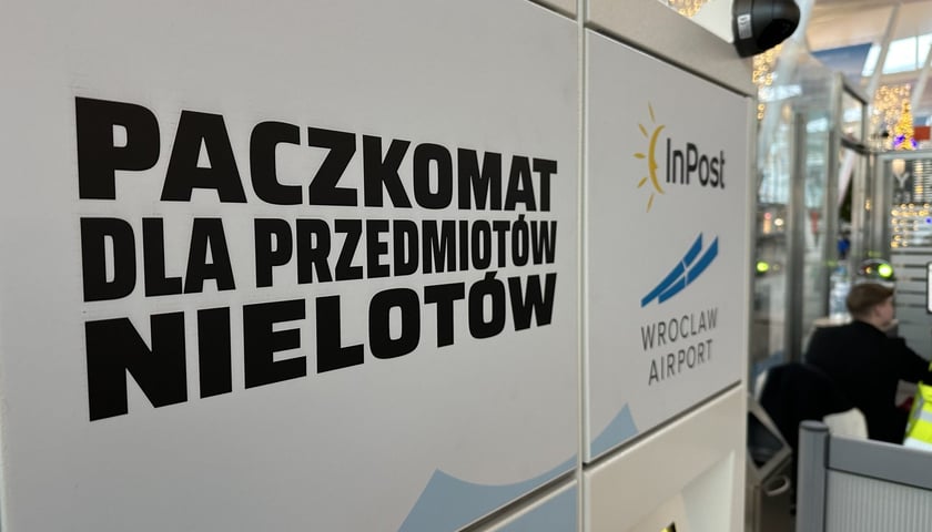 Powiększ obraz: Nowy paczkomat InPost na wrocławskim lotnisku