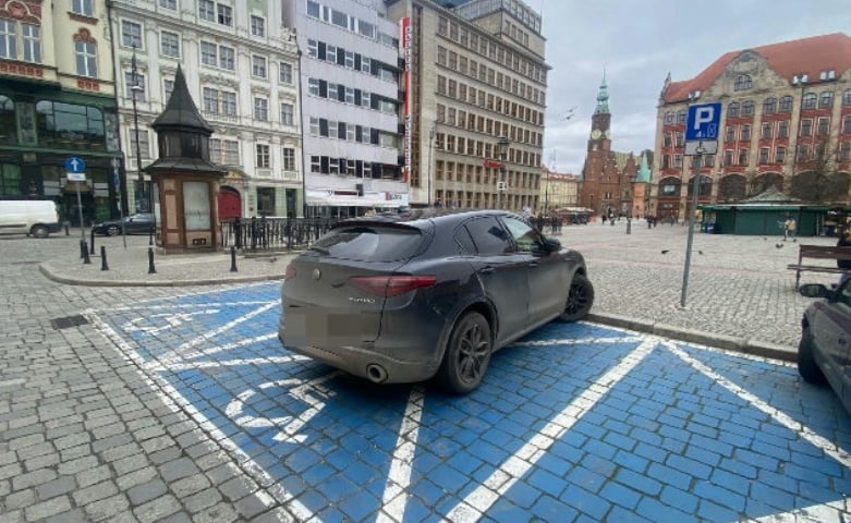 Powiększ obraz: <p>Nieprawidłowo zaparkowane samochody, plac Solny - działania prewencyjno-kontrolne Straży Miejskiej Wrocławia</p>