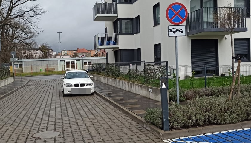 Powiększ obraz: <p>Mistrzowie parkowania we Wrocławiu. Przykłady niezgodnego z przepisami parkowania (ul. Zielna)</p>