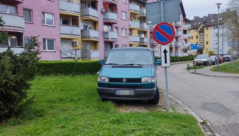 Powiększ obraz: <p><span style="color: #333333; font-family: 'Fira Sans', sans-serif;">Mistrzowie parkowania we Wrocławiu. Przykłady niezgodnego z przepisami parkowania</span></p>