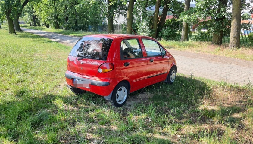Powiększ obraz: <p>Niezgodnie z prawem zaparkowane samochody</p>