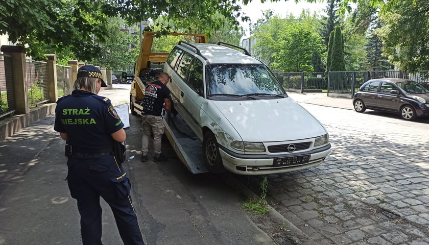 Powiększ obraz: <p>Przykłady niezgodnego z prawem parkowania. Zdjęcia wykonane podczas kontroli Straży Miejskiej Wrocławia między 3 a 9 czerwca</p>