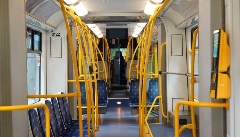 Powiększ obraz: Wnętrze dwukierunkowej Skody przed remontem