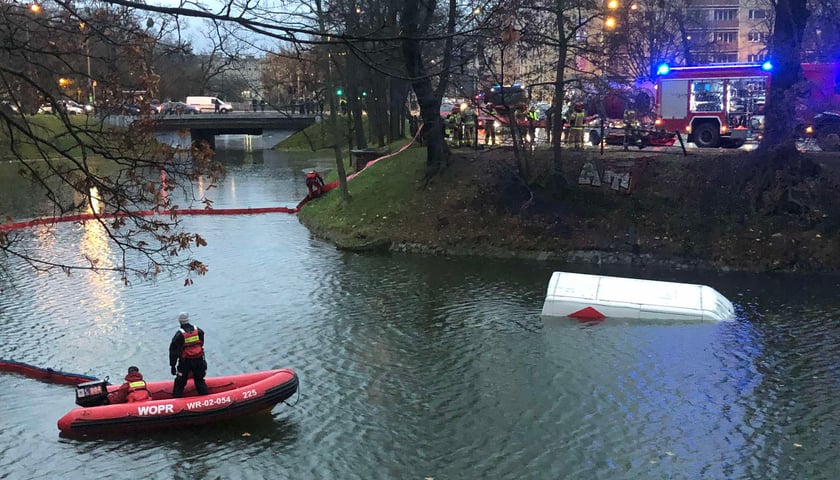 Wypadek przy Podwalu - do fosy wpadł bus