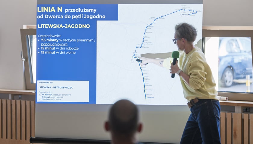 Powiększ obraz: <p>Monika Kozłowska-Święconek z Biura Zrównoważonej Mobilności w Urzędzie Miejskim. Spotkanie informacyjne w Zespole Szkolno-Przedszkolnym nr 25 przy ul. Asfaltowej poświęcone zmianom w kursowaniu autobusów po otwarciu trasy na Jagodno</p>
