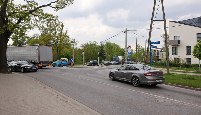 Powiększ obraz: Skrzyżowanie ulic Awicenny, Wiejskiej i Mokronoskiej