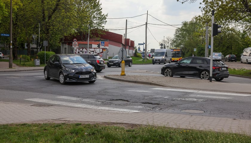 Powiększ obraz: Skrzyżowanie ulic Awicenny, Wiejskiej i Mokronoskiej