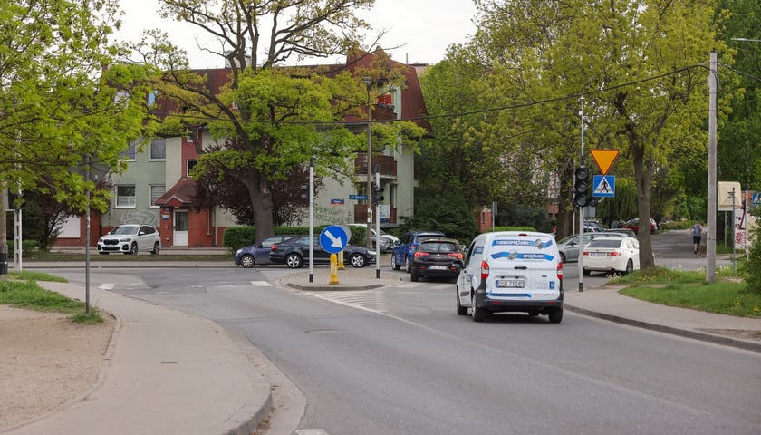 Powiększ obraz: Skrzyżowanie ulic Awicenny, Wiejskiej i Mokronoskiej