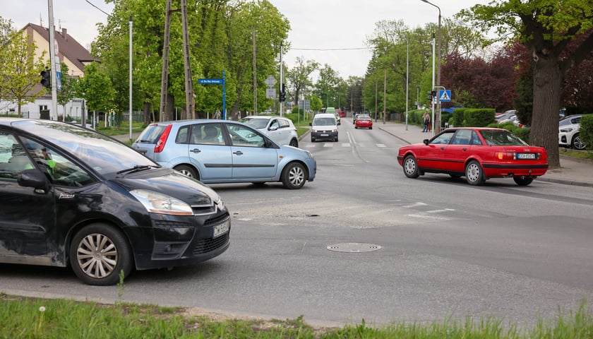 Powiększ obraz: Skrzyżowanie ulic Awicenny, Wiejskiej i Mokronoskiej