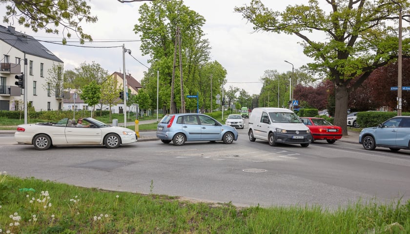 Powiększ obraz: Skrzyżowanie ulic Awicenny, Wiejskiej i Mokronoskiej