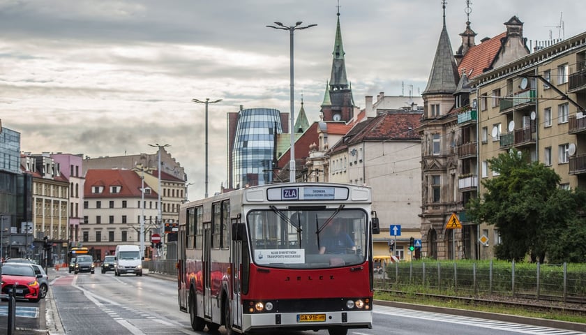 Powiększ obraz: <p>Autobus Jelcz PR110 z 1987 r.</p>