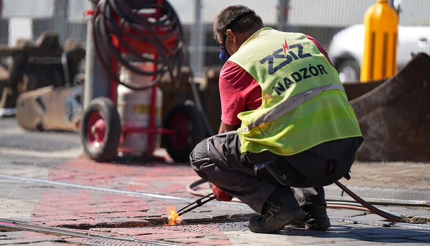 Powiększ obraz: Na skrzyżowaniu ulic Pomorskiej i Dubois w sobotę 5 lipca rozpoczął się remont torowiska