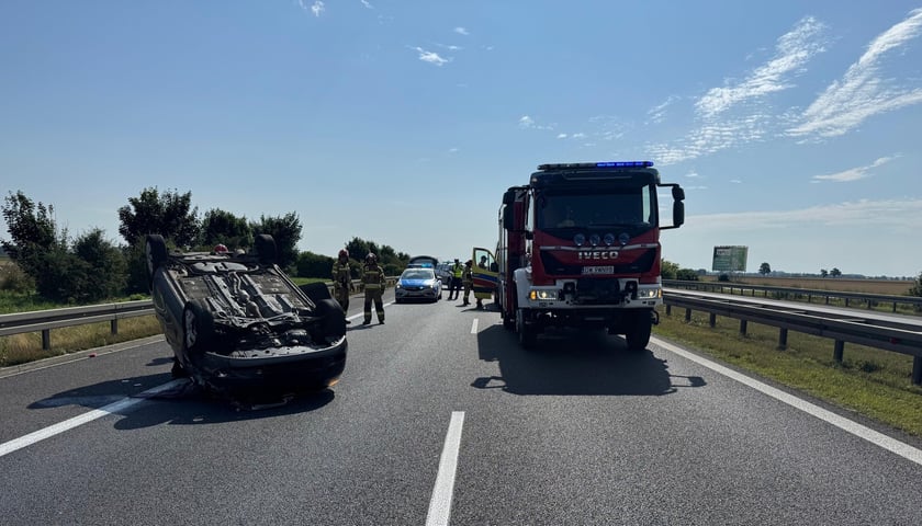 Powiększ obraz: <p>W pierwszym zdarzeniu był to karambol z udziałem&nbsp;3 samochod&oacute;w ciężarowych i 2 osobowych. W drugim zderzyły się dwie osob&oacute;wki, a jedna dachowała</p>