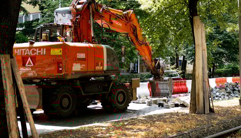 Powiększ obraz: Prace na ul. Powstańców Śląskich we Wrocławiu, 15 lipca 2025