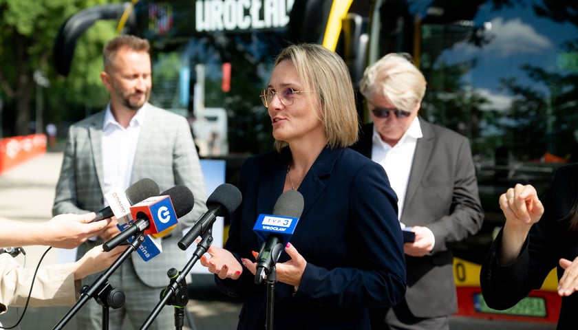 Powiększ obraz: Joanna Adamek, zastępczyni wójta, na konferencji mówiła o korzyściach dla mieszkańców gminy Długołęka płynących ze zmian w połączeniach z Wrocławiem