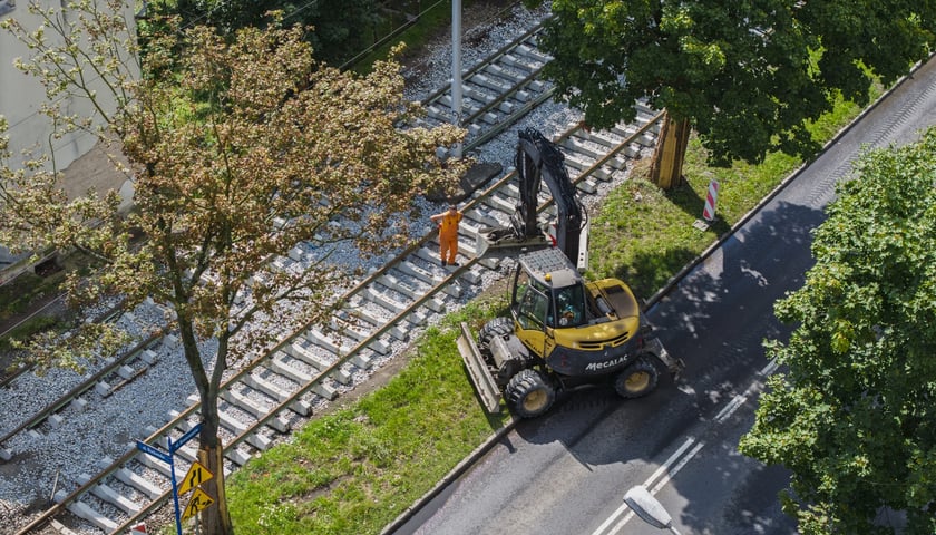 Powiększ obraz: Budowa torowiska na ulicy Kosmonautów z lotu ptaka