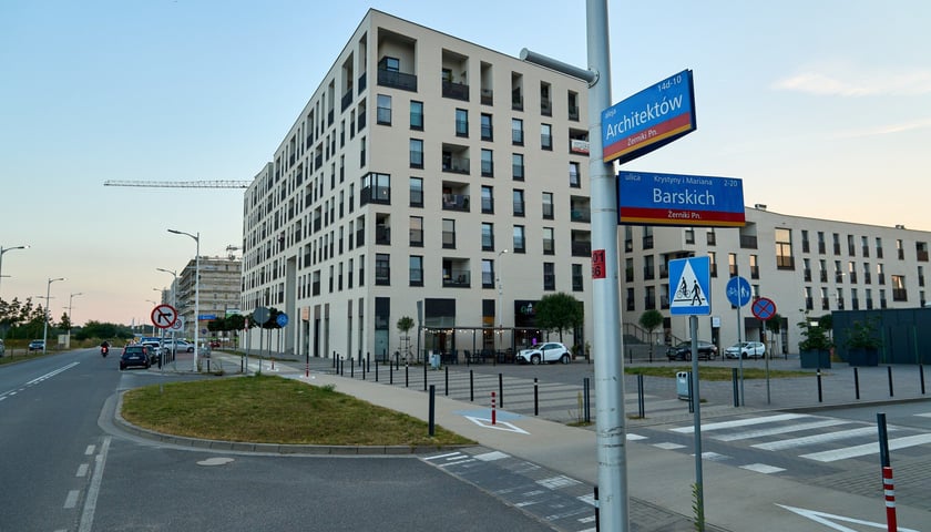 Powiększ obraz: Aleja Architektów i jej otoczenie - istniejące i powstające budynki na Nowych Żernikach na osiedlu Leśnica