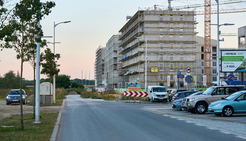 Powiększ obraz: Aleja Architektów i jej otoczenie - istniejące i powstające budynki na Nowych Żernikach na osiedlu Leśnica