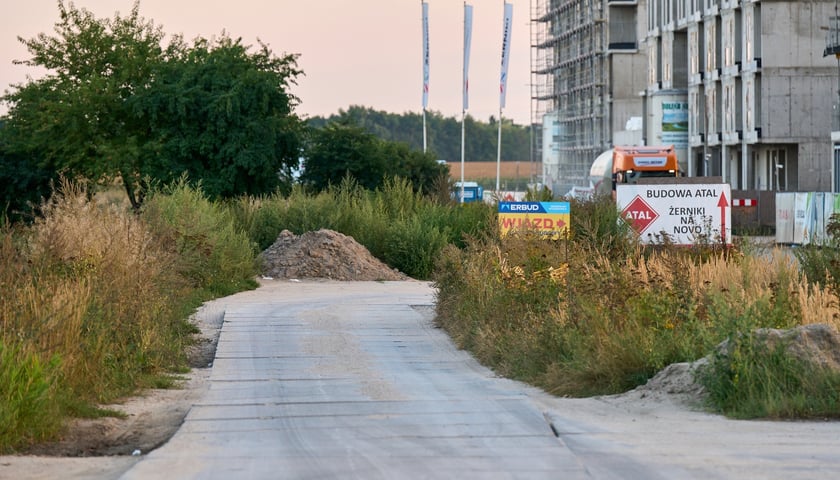 Powiększ obraz: Aleja Architektów i jej otoczenie - istniejące i powstające budynki na Nowych Żernikach na osiedlu Leśnica