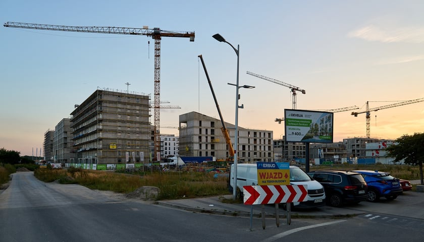 Powiększ obraz: Aleja Architektów i jej otoczenie - istniejące i powstające budynki na Nowych Żernikach na osiedlu Leśnica