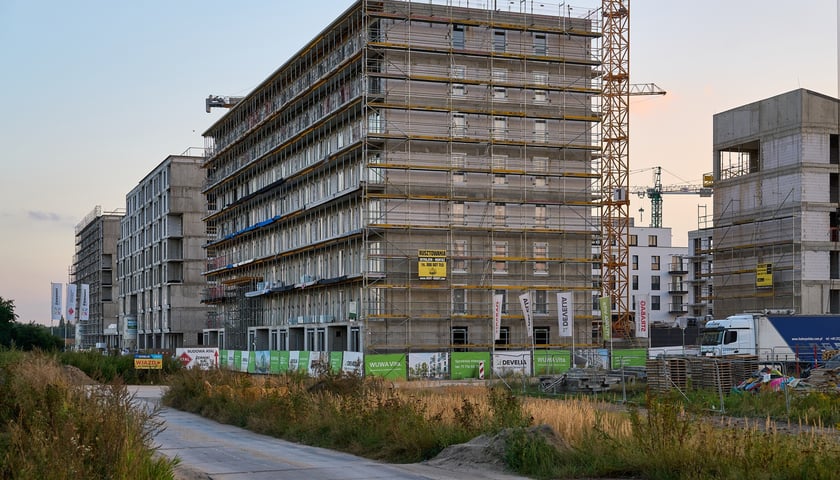 Powiększ obraz: Aleja Architektów i jej otoczenie - istniejące i powstające budynki na Nowych Żernikach na osiedlu Leśnica