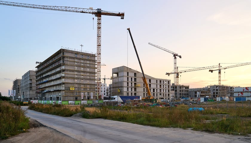 Powiększ obraz: Aleja Architektów i jej otoczenie - istniejące i powstające budynki na Nowych Żernikach na osiedlu Leśnica