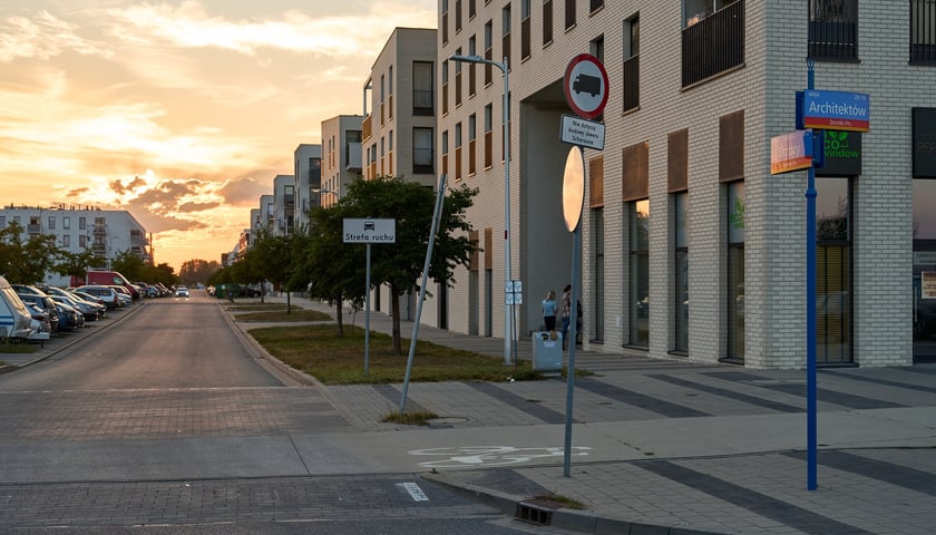 Powiększ obraz: Aleja Architektów i jej otoczenie - istniejące i powstające budynki na Nowych Żernikach na osiedlu Leśnica