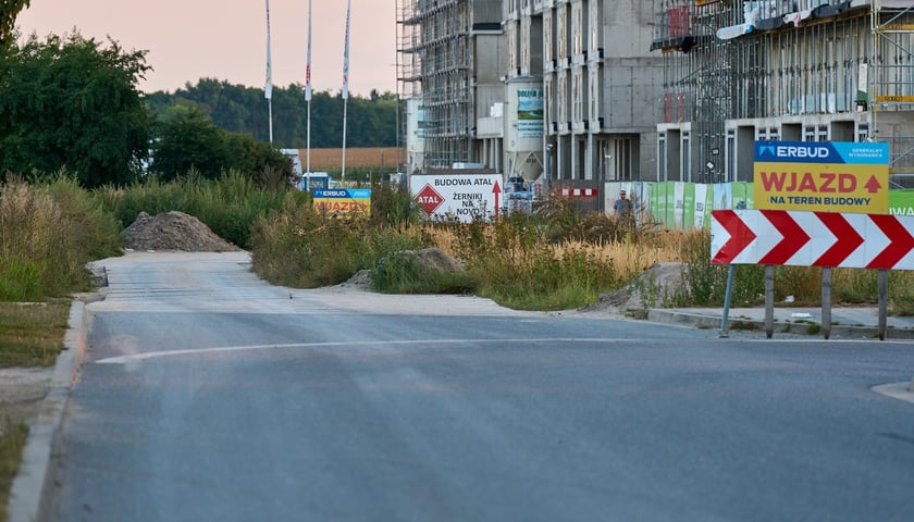 Powiększ obraz: Aleja Architektów i jej otoczenie - istniejące i powstające budynki na Nowych Żernikach na osiedlu Leśnica