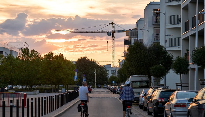 Powiększ obraz: Aleja Architektów i jej otoczenie - istniejące i powstające budynki na Nowych Żernikach na osiedlu Leśnica