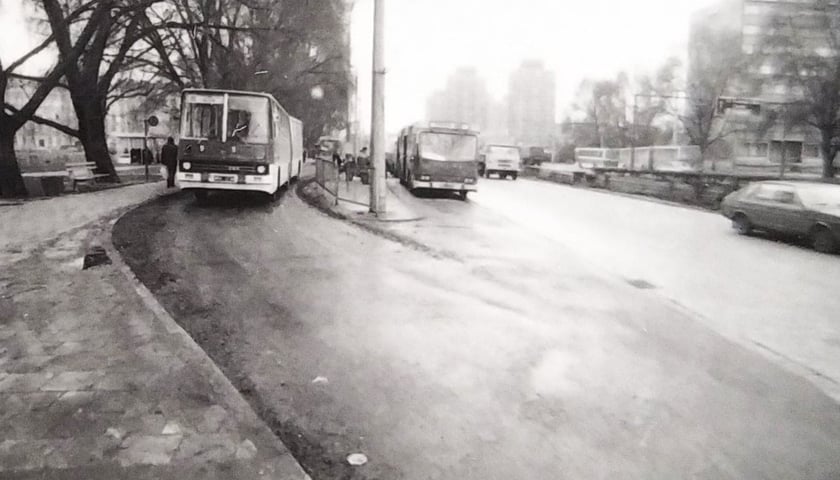 Powiększ obraz: <p><span style="font-size: 11.0pt; line-height: 107%; font-family: 'Calibri',sans-serif; mso-ascii-theme-font: minor-latin; mso-fareast-font-family: Calibri; mso-fareast-theme-font: minor-latin; mso-hansi-theme-font: minor-latin; mso-bidi-font-family: 'Times New Roman'; mso-bidi-theme-font: minor-bidi; mso-ansi-language: PL; mso-fareast-language: EN-US; mso-bidi-language: AR-SA;">Ikarus 280.26 w obsłudze linii 111 na pl. Grunwaldzkim, lata 80. XX w.</span></p>