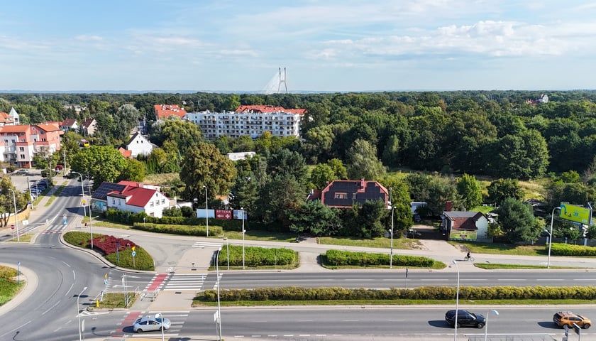 Powiększ obraz: Widok na działkę Develii i okolice - rondo Bartoszewskiego i ulicę Pilczycką