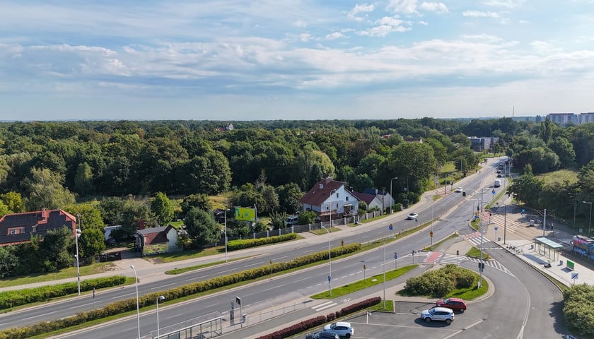 Powiększ obraz: Widok na działkę Develii i okolice - ulicę Pilczycką