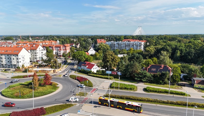 Powiększ obraz: Widok na działkę Develii i okolice - rondo Bartoszewskiego i ulicę Pilczycką