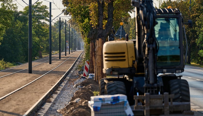 Powiększ obraz: Torowisko na ul. Kosmonautów pod koniec remontu. Jeszcze nie wszystko skończone, ale już jeżdżą tramwaje. Od 8 września wracają tu na stałe